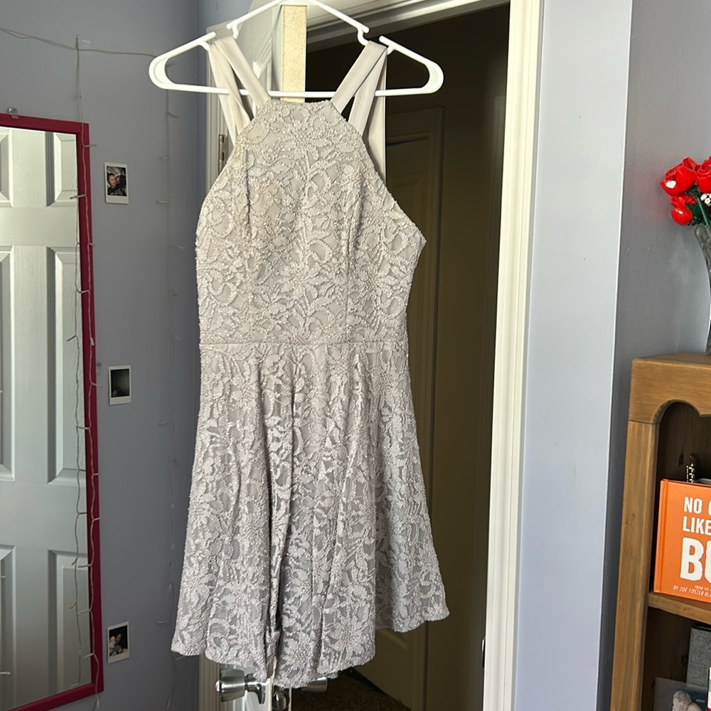 Grey, silver 
B.darlin 
It doesn’t have a size but I’m 5ft 6in, 120